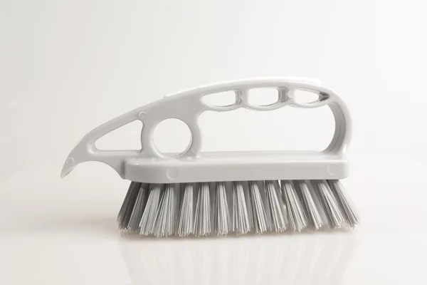 عکاسی محصول فرچه دستی خاکستری با دسته روزنه دار روی زمینه سفید براق